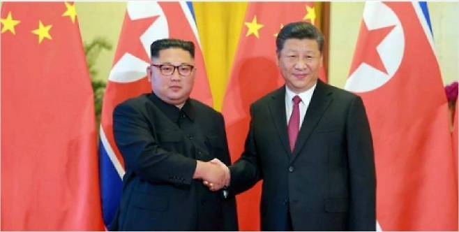 김정은 국무위원장과 시진핑 중국 국가 주석이 악수하고 있다. (사진=노동신문 캡처)