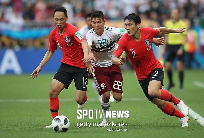 ▲ 로자노가 한국 선수들 사이로 돌파를 시도하고 있다.