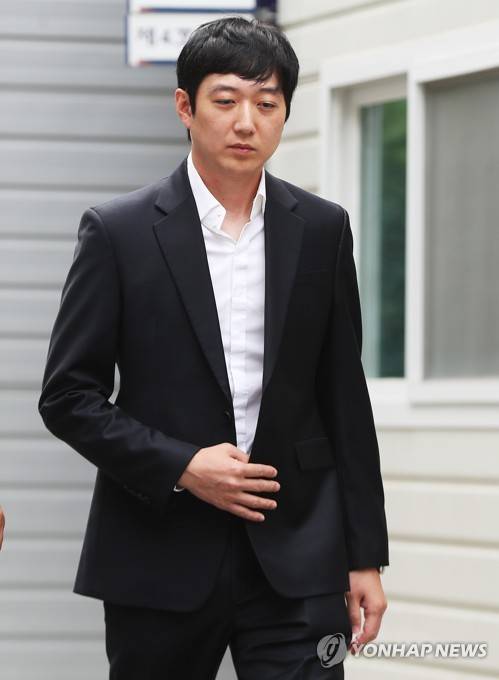 영장실질심사 출석하는 조재범 전 코치 (성남=연합뉴스) 홍기원 기자 = 한국 여자 쇼트트랙의 간판 심석희를 비롯한 선수들을 폭행한 혐의로 구속영장이 청구된 조재범 전 국가대표팀 코치가 25일 오전 경기도 성남시 수원지방법원 성남지원에서 열린 구속 전 피의자심문(영장실질심사)에 출석하고 있다. xanadu@yna.co.kr