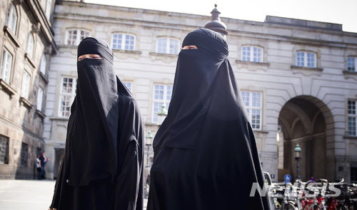 【코펜하겐=AP/뉴시스】 덴마크 의회가 니캅과 부르카 등 이슬람 베일 착용을 금지하기로 결정한 31일 당일 니캅을 쓴 두 여성이 의사당 앞을 지나가고 있다. 2018. 5. 31.
