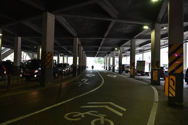 낙원상가 아래 1층 도로는 대낮인데도 터널처럼 어두웠다. 어두운 색 옷을 입은 보행자를 식별하기 힘들 정도였다. ⓒ채경민