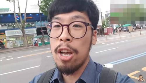 BJ 액시스마이콜(사진)이 지난 9일 열린 서울 혜화역 시위에 대해 설명하는 영상을 찍고 있다. 사진=유튜브 마재tv 영상 캡처