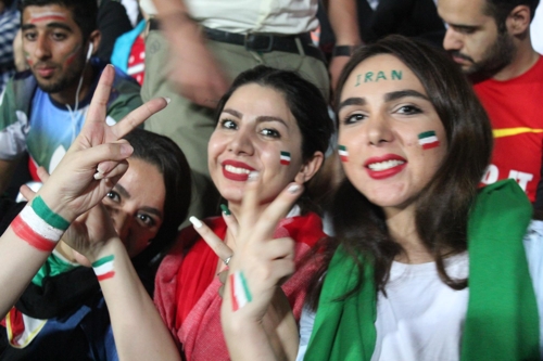 25일 테헤란 아자디 스타디움에 입장한 이란 여성들[연합뉴스]