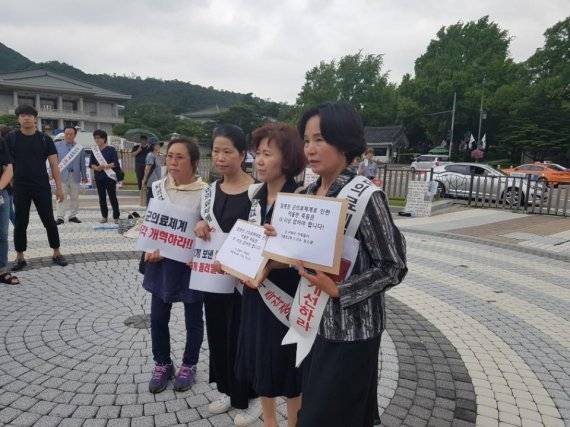 28일 군 의료사고 피해자 단체인 군피해치유센터 '함께'는 군 의료서비스 개선을 촉구하는 탄원서를 청와대 민원실에 접수했다. 사진=김규태 기자