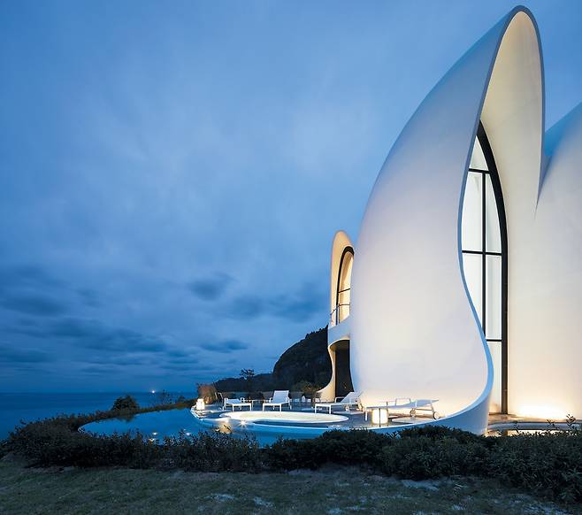 ‘와, 이게 한국이야?’ 탄성 절로 나오는 울릉도 코스모스 리조트. 덕분에 처음으로 울릉도가 건축으로 조명받게 됐다./건축사진가 김용관