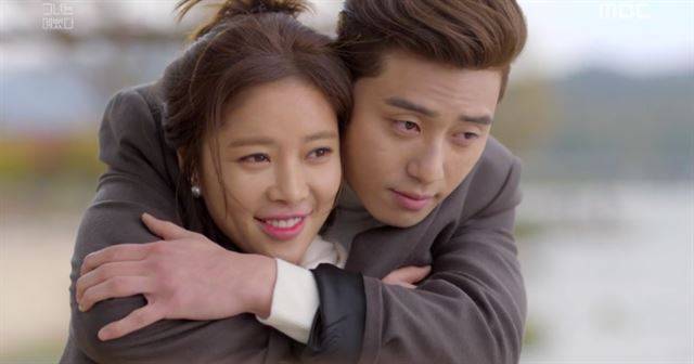 MBC '그녀는 예뻤다'에서 박서준은 황정음과 알콩달콩한 애정 장면을 선보여 팬을 끌었다. MBC 제공