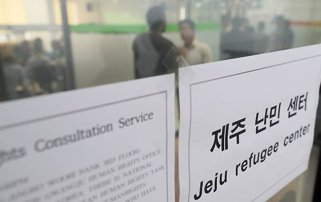 예멘 난민 신청자들이 29일 오후 제주시 일도1동 제주이주민센터에서 국가인권위 순회 인권상담을 위해 대기하고 있다. ⓒ연합뉴스