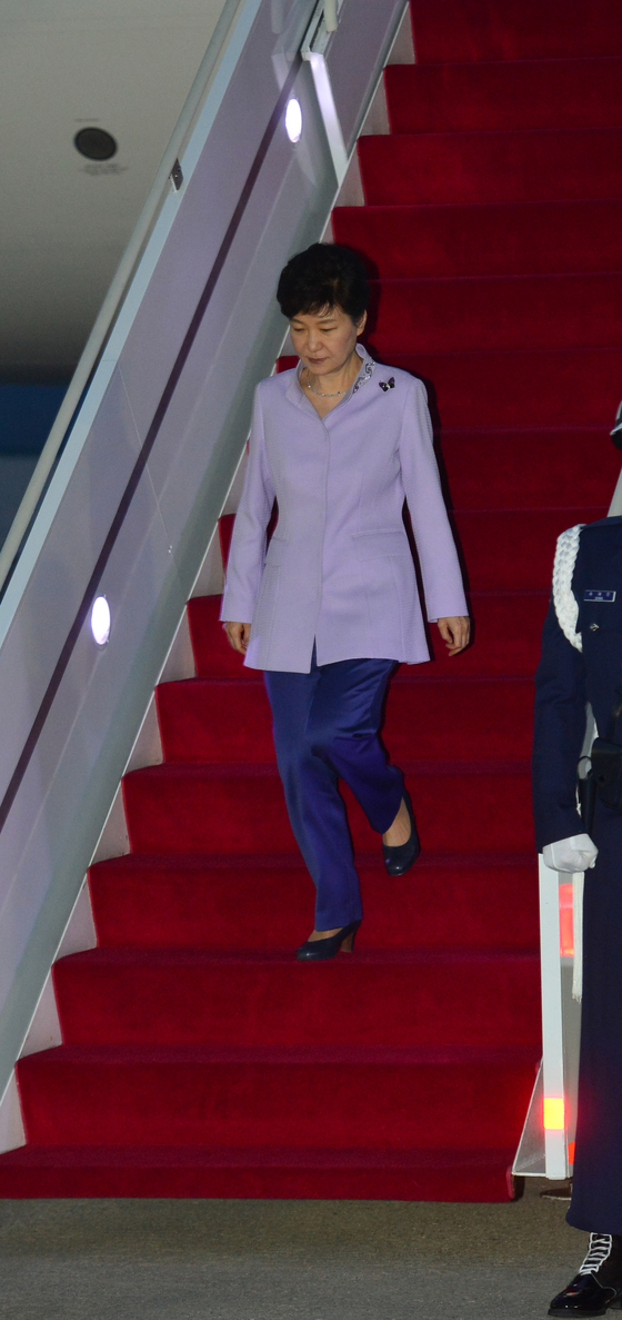 박근혜 대통령이 지난 2015년 4월 27일 오전 중남미 4개국 순방을 마치고 서울공항으로 귀국했다. [중앙포토]
