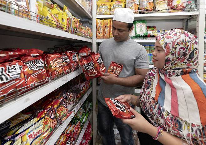 6월 29일 서울 용산구 이태원동에 위치한 외국 식품 전문매장 포린 푸드마트에서 무슬림 고객이 대박라면을 구입하고 있다.