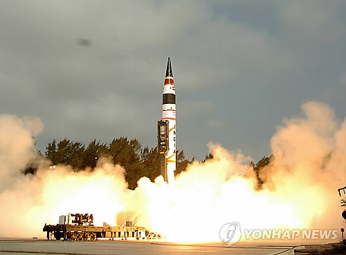 2012년 4월 인도 동부 오디샤주 압둘칼람섬(당시 휠러섬)에서 이뤄진 아그니-5 미사일 시험발사 모습[EPA=연합뉴스 자료사진]