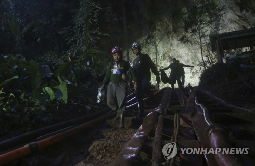 실종된 유소년 축구팀 수색 위해 동굴로 들어가는 구조대원들 [AP=연합뉴스]