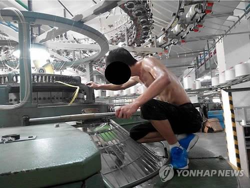 유니클로 협력업체 공장서 불법 장시간 노동 (도쿄=연합뉴스) 유니클로 의류를 생산·판매하는 패션업체 퍼스트리테일링의 중국 내 협력업체 공장에서 한 근로자가 상반신을 드러낸 채 직물 공정 과정에서 발생한 문제점을 해결하려고 진땀을 흘리고 있다. 홍콩에 근거지를 둔 시민단체인 '기업의 부당행위에 맞서는 학생과 학자'(SACOM)는 11일 공개한 잠입 조사 보고서에서 유니클로 협력업체 공장에서 이뤄지는 장시간 저임금 노동을 폭로했다. 2015.1.16 <<SACOM 제공>> sewonlee@yna.co.kr