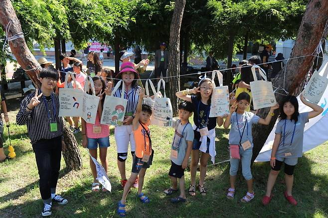 지난해 열린 권태응어린이시인학교에 참가한 어린이들이 기념 사진을 찍고 있다. 이안 시인 제공.