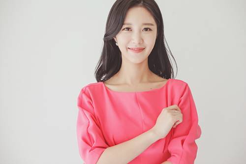 아나운서 박가영이 온화한 미소를 지으며 포즈를 취하고 있다.