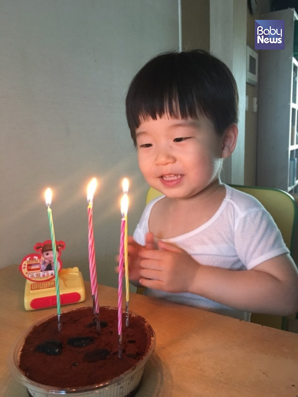 아이가 말문이 터졌다. 언제 말할까 걱정했는데, 생일 축하 노래를 부르던 중 "생일 축하합니다~"라며 또박또박 말하는 게 아닌가! 지금은 쉬지 않고 말을 쏟아내는 중이다. 정가영 기자 ⓒ베이비뉴스