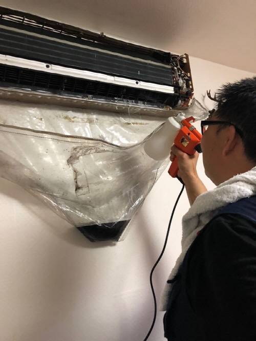 △ 미소 에어컨 전문가 강철섭 팀장이 청소하는 모습