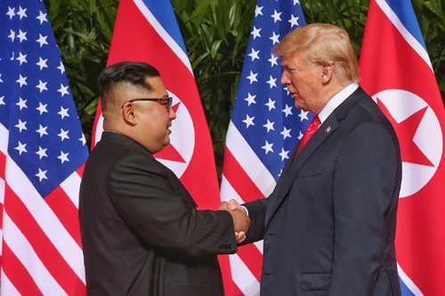 역사적 첫 북미정상회담이 열린 12일 오전 회담장인 카펠라 호텔에 북한 김정은 위원장과 미국 트럼프 대통령이 회담을 위해 만나고 악수를 나누고 있다.