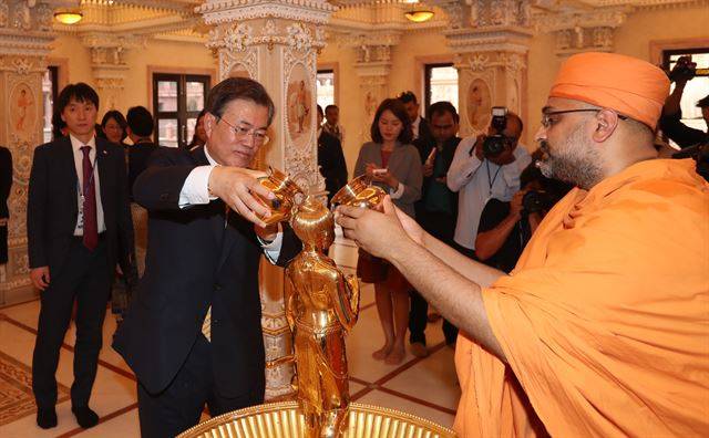 문재인 대통령이 8일 인도 국빈방문 첫 일정으로 뉴델리에 위치한 악샤르담 사원을 찾아 힌두교 지도자 동상에 물을 붓는 의식을 하고 있다. 악샤르담 사원은 세계 최대 규모의 힌두 사원으로 대표적인 힌두교 성지다. 뉴델리=고영권 기자