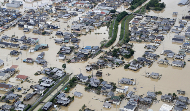 일본 오카야마현 구라시키시의 한 마을 전체가 8일 흙탕물에 잠겨 있다. 지난 6일부터 7호 태풍 쁘라삐룬과 장마전선의 영향으로 내린 폭우로 서일본 지역 곳곳에서는 산사태와 하천 범람, 홍수사태가 잇따르고 있다.       /구라시키=AP연합뉴스