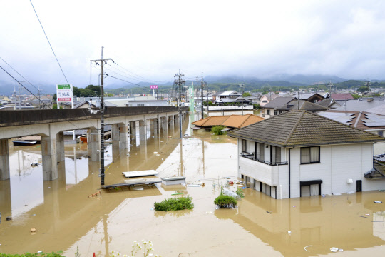 일본 오카야마(岡山)현 구라시키(倉敷)시 마비초(眞備町) 마을이 7일 물에 잠겨있다. 일본 서남부 지역에는 48시간 최고 650㎜에 이르는 폭우가 쏟아졌다. <연합뉴스>