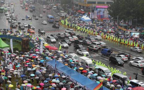 지난해 동성애 찬반으로 나뉜 서울 중구 서울광장. 연합뉴스 자료사진