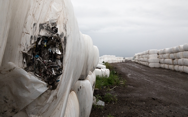 제주시 봉개동 소각장에서 태우지 못해 쌓아둔 5만t 규모의 압축쓰레기가 거대한 ‘쓰레기산성’을 이루고 있다.