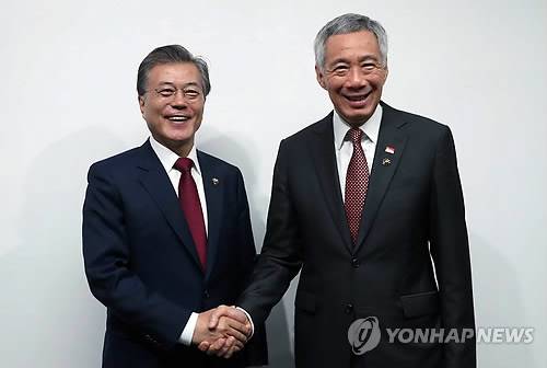 악수하는 한국-싱가포르 정상 (마닐라=연합뉴스) 배재만 기자 = 문재인 대통령이 14일 오전 필리핀 마닐라 필리핀국제컨벤션센터(PICC) 양자회담장에서 리센룽 싱가포르 총리를 만나 악수하고 있다. 2017.11.14 scoop@yna.co.kr