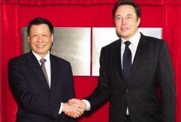 일론 머스크 테슬라 CEO(오른쪽)와 리창 상하이 서기(왼쪽)가 상하이에 연산 50만대 공장을 짓겠다고 발표한 후 악수하고 있다./중국 상하이옵저버