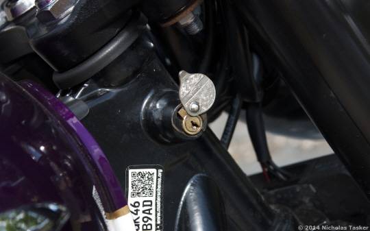 먼저 오른쪽에서 핸들락을 엽니다. 워낙 사진을 몇 장 못 찍어서 구글의 도움을 받았습니다. /사진=구글 검색