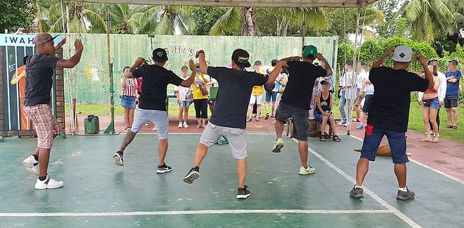 10일 관광객들 앞에서 가수 싸이의 '마더파더 젠틀맨'과 모모랜드의 '뿜뿜'에 맞춰 공연을 하고 있는 필리핀 팔라완 이와힉 개방 교도소 죄수들.변선구 기자