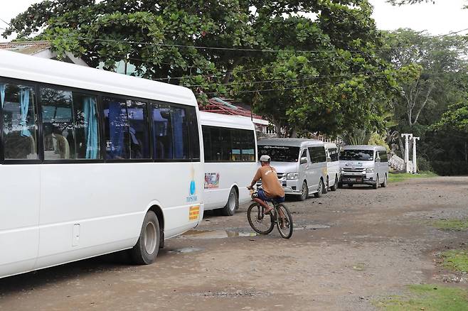 팔라완 이와힉 개방형 교도소. 죄수가 자전거를 타고 관광객들이 타고온 차량 사이를 지나고 있다. 변선구 기자