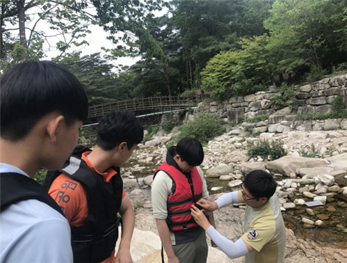 국립공원관리공단 직원이 여름철 물놀이 사고 방지 교육을 하고 있다. (사진=국립공원관리공단 제공)