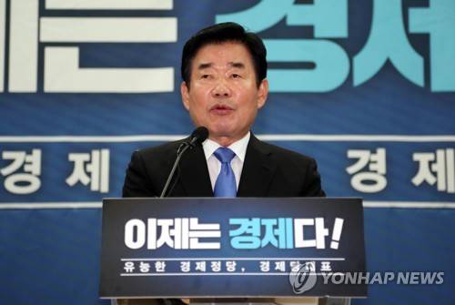 김진표, 민주 당대표 출마선언…"경제 당대표 필요" (서울=연합뉴스) 김현태 기자 = 더불어민주당 김진표 의원이 15일 오전 국회 의원회관에서 오는 8·25 전국국대의원대회 때 당대표 경선 출마를 공식 선언하고 있다. 김 의원은 이날 출마 기자회견에서 "문재인 정부의 성공을 위해 유능한 경제정당을 이끄는 경제 당대표가 필요하다"고 밝혔다. 2018.7.15 mtkht@yna.co.kr