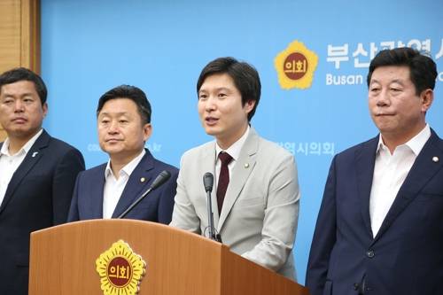 김해영 의원 최고위원 출마선언 (부산=연합뉴스) 더불어민주당 김해영 의원이 16일 부산시의회 브리핑룸에서 기자회견을 열어 당 최고위원 선거 출마를 선언하고 있다. 2018.7.16