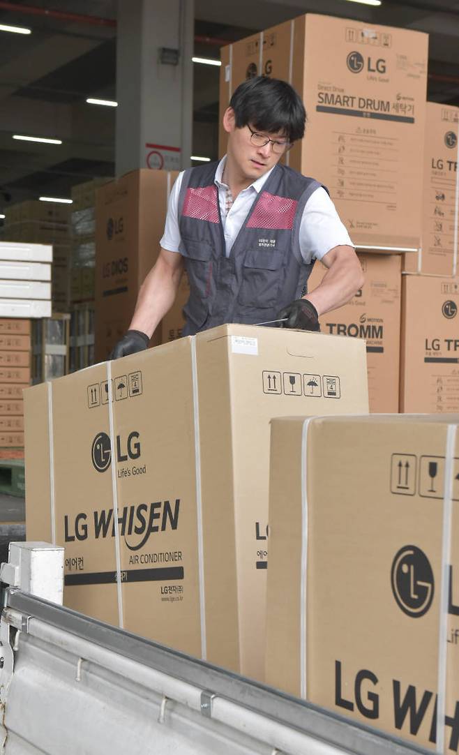 경기도 군포시 LG전자 군포물류센터에서 에어컨 설치기사가 에어컨을 배송하기 위해 분주히 움직이고 있다.(사진=LG전자)
