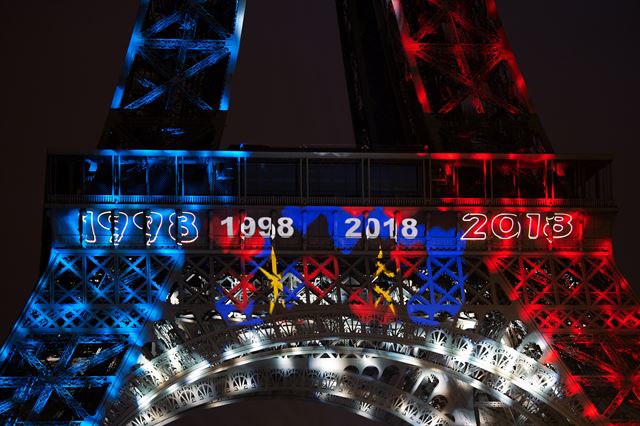 프랑스의 상징 에펠탑이 1998년에 이은 두 번째 월드컵 우승을 자축하고 있다. 파리=EPA 연합뉴스