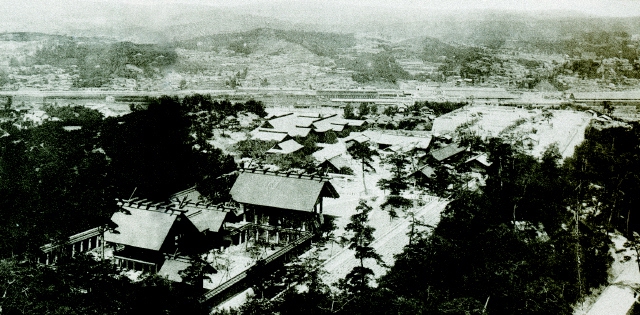 남산 북서쪽 사면에 대규모로 들어섰던 조선신궁(현재 남산 식물원 일대)의 전경. <한겨레> 자료 사진.
