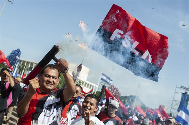니카라과 마나과에서 19일(현지시간) 1979년 산디니스타 혁명 39주년 기념 행사가 열리고 있는 가운데 한 산디니스타 지지자가 사제 박격포를 발포하고 있다. 다니엘 오르테가 니카라과 대통령은 1979년 산디니스타 혁명의 주역으로 대통령의 자리에 올랐으나 현재 니카라과에서는 연금축소 개혁안에 대한 반발로 시작된 반정부 유혈시위가 3개월이 넘도록 지속되고 있다.  AP 연합뉴스