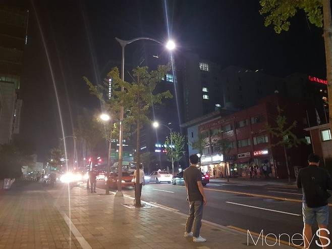 지난 18일 강남 선정릉역 일대에서 시민들이 택시를 잡고 있다. /사진=류은혁 기자