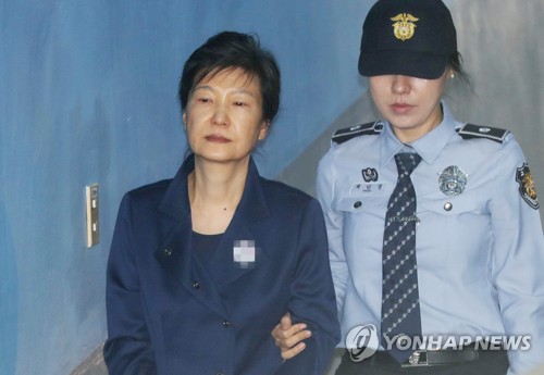 박근혜 '국정원 특활비·공천개입' 1심 징역 8년…33억 추징 [연합뉴스 자료사진]