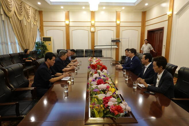 지난 17일 저녁 평양 보통강호텔 회담실에서 김홍걸 대표상임의장(오른쪽에서 세번째)과 김한정 집행위원장(오른쪽에서 두번째) 등 우리쪽 민화협 대표단이 북쪽 대표단과 회담을 하고 있다. 김한정 의원 제공