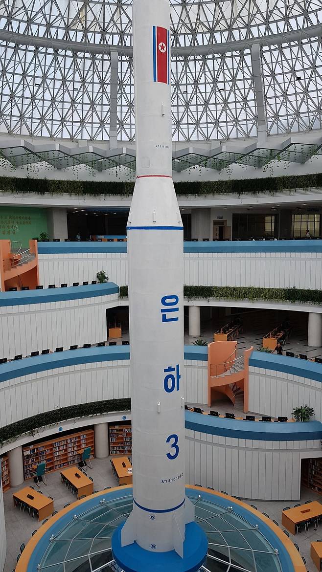 지난 2016년에 완공된 평양의 과학기술전당은 새로운 랜드마크이다. 과학 연구와 실험을 위한 여러 시설들이 있으며, 장애인을 위한 열람실도 따로 있었다. 과학기술전당 건물 중앙에 전시된 북한의 장거리 로켓인 은하3의 모형. 김한정 의원 제공