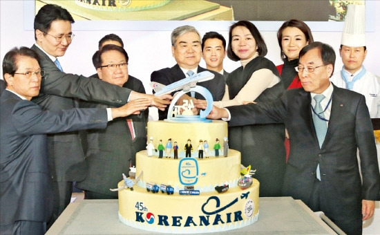 2014년 3월 조양호 한진그룹 회장(가운데)이 서울 공항동 대한항공 격납고에서 열린 창사 45주년 기념식에서 아들 조원태 부사장(앞줄 왼쪽에서 두번째), 조현아 부사장(다섯번째), 조현민 전무(여섯번째) 등과 함께 케이크를 자르고 있다. 연합뉴스
