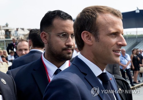 에마뉘엘 마크롱 프랑스 대통령을 근접수행하는 보좌관 알렉상드르 베날라   [AFP=연합뉴스]