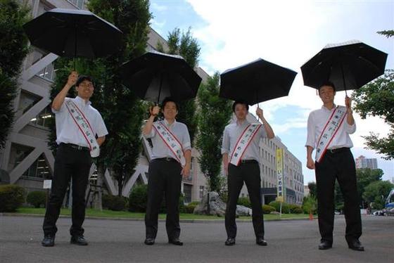 일본 사이타마현 현청 직원들은 올해도 '남자 양산 쓰기 운동'을 적극적으로 벌이고 있다. [사진 트위터]