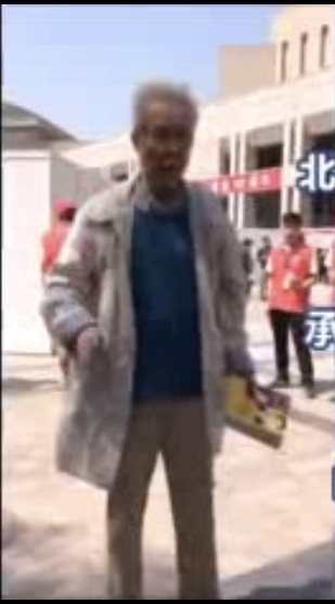 베이징대에 시진핑 비판 대자보를 게시하고 주위에 모인 학생들과 대화하는 판리친 [유튜브]