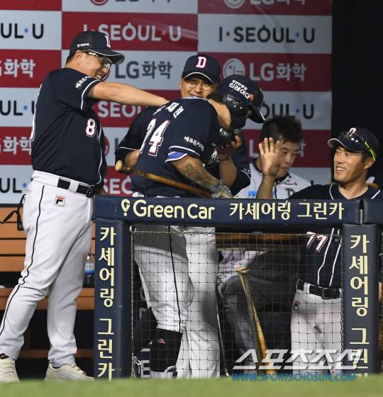 2018 KBO리그 두산베어스와 LG트윈스의 경기가 22일 서울 잠실 야구장에서 열렸다. 두산 9회초 선두타자 오재원이 우월 솔로홈런을 치고 김태형 감독의 환영을 받고 있다. 잠실=최문영 기자 deer@sportschosun.com /2018.07.22/