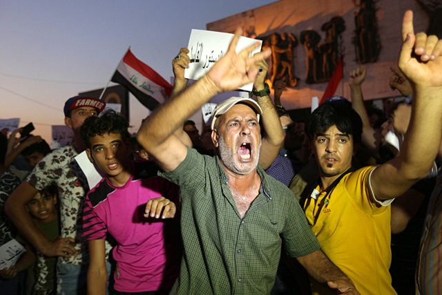 14일 이라크 수도 바그다드 타흐리르 광장에서 물과 전기조차 제대로 공급하지 못하는 정부에 분노한 시민들이 시위를 벌이고 있다.  민생고에 폭염 속 물 전기 부족 현상까지 겹치면서 이라크 전역으로 이런 시위가 확산되고 있다. 바그다드=AP 뉴시스