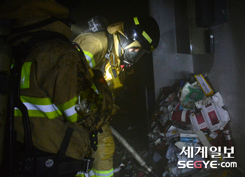 서울 낮 최고 기온이 35도까지 치솟는 등 폭염 특보가 내려진 지난 20일 오후 서울 중구 남산동 3가 한 건물 지하 1층에서 불이 나 소방대원들이 진화작업을 하고 있다.