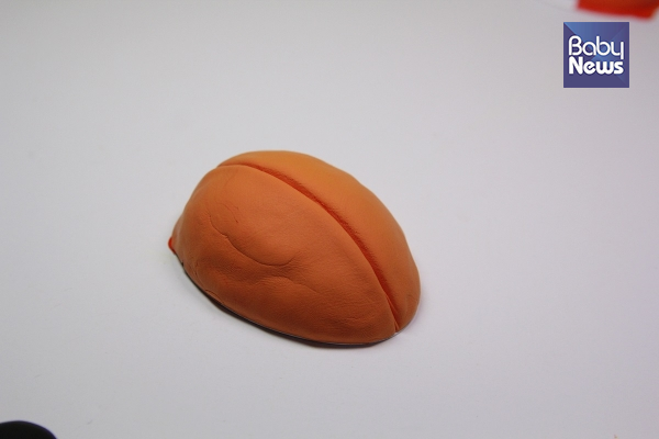 클레이 칼로 무당벌레의 날개를 표현해주세요. ⓒ허진